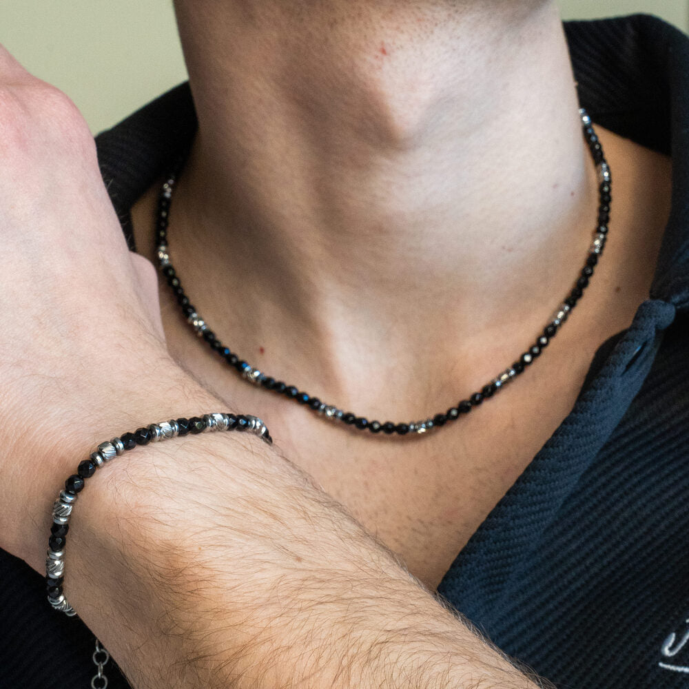 Set bracciale e collana Destino in onice nera indossato da uomo, Lab93Studio