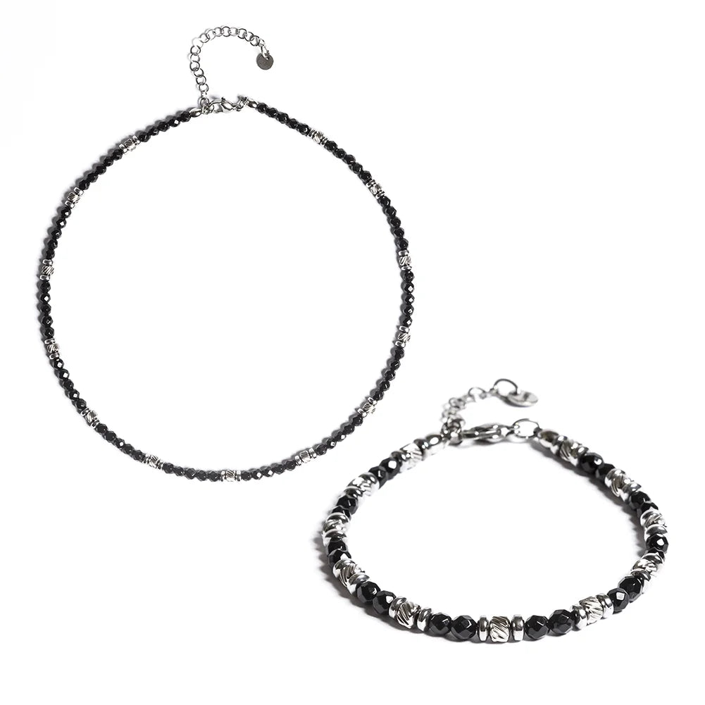 Set bracciale e collana Destino in onice nera su sfondo bianco, Lab93Studio