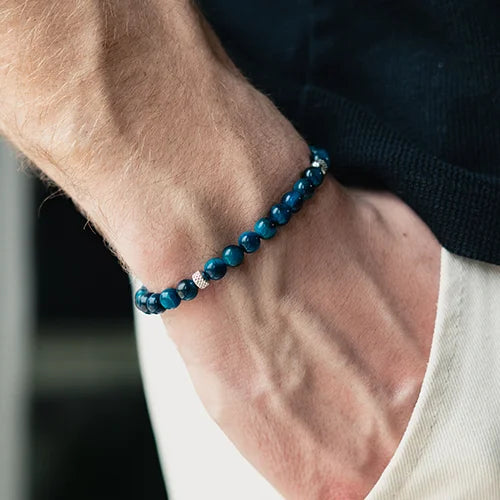Dettaglio bracciale Doge in occhio di tigre blu zaffiro indossato al polso, Lab93Studio
