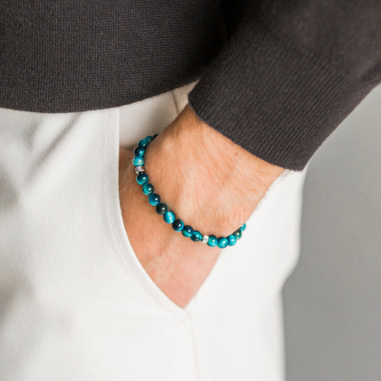 Bracciale Doge in occhio di tigre blu zaffiro indossato al polso con maglia scura, Lab93Studio