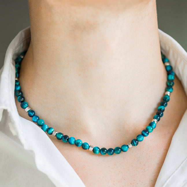 Collana Doge in occhio di tigre blu zaffiro indossata con giacca chiara, Lab93Studio