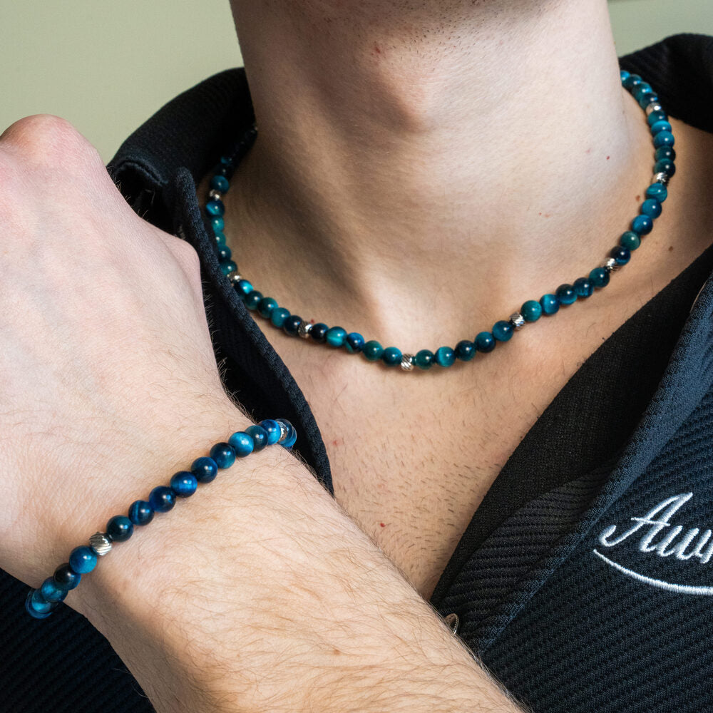 Set bracciale e collana Doge in occhio di tigre blu zaffiro indossato da uomo, Lab93Studio