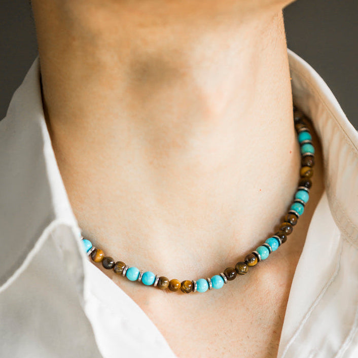Collana Respiro Mediterraneo in occhio di tigre e turchese indossata, dettaglio collo, Lab93Studio