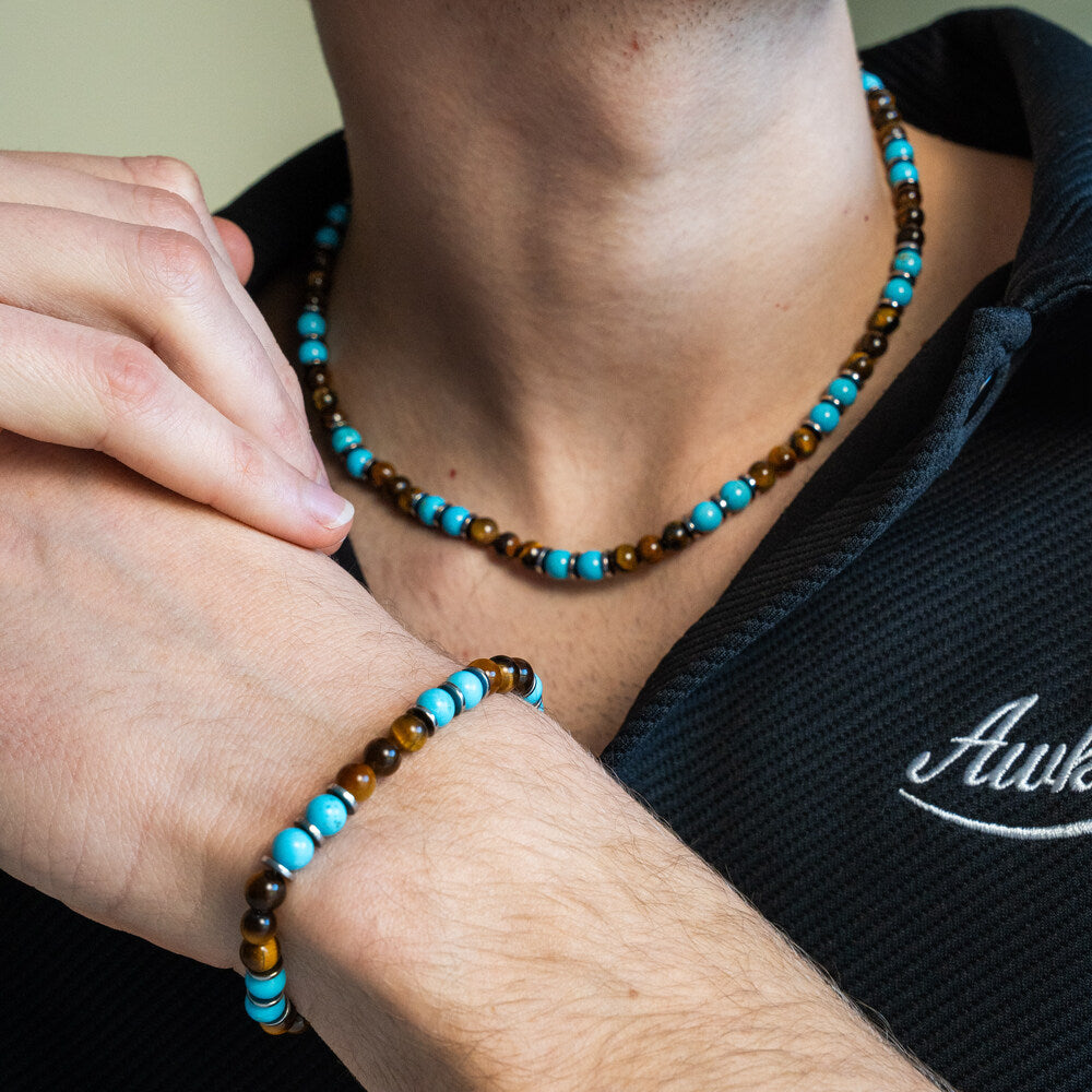 Set bracciale e collana Respiro Mediterraneo in occhio di tigre e turchese indossato da uomo, Lab93Studio