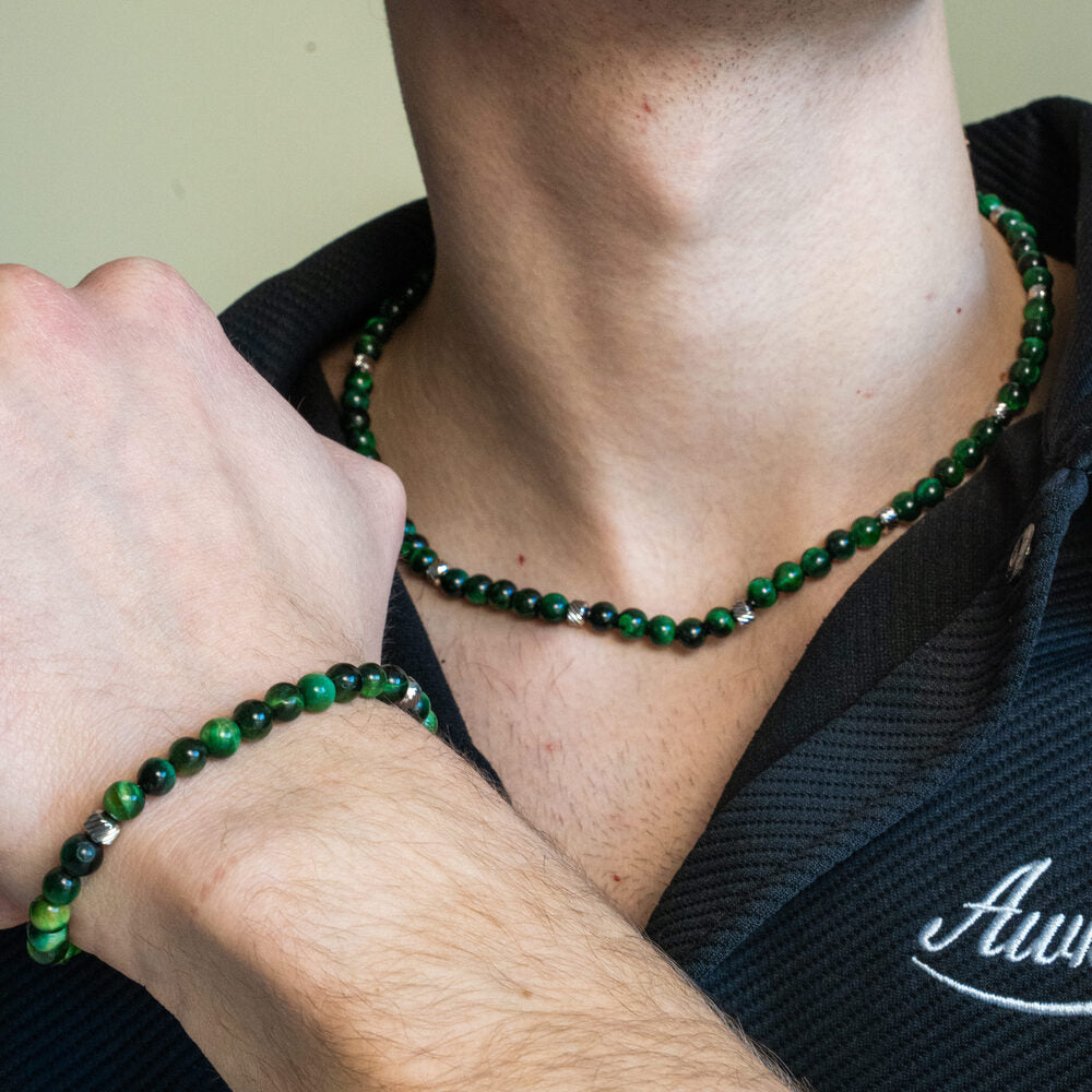 Set Doge artigianale in occhio di tigre verde indossato, dettaglio collana e bracciale sul collo e polso, Lab93Studio