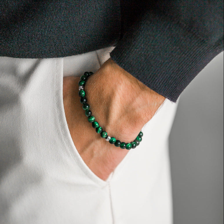 Set Doge artigianale in occhio di tigre verde indossato, dettaglio bracciale al polso, Lab93Studio