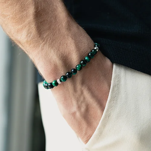 Set Doge artigianale in occhio di tigre verde indossato, dettaglio bracciale al polso, Lab93Studio