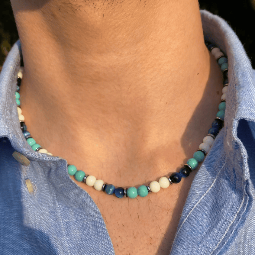 Set Lungomare artigianale in howlite turchese, agata e occhio di tigre indossato, dettaglio collana sul collo, Lab93Studio